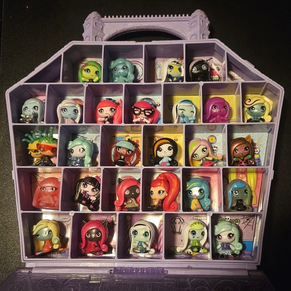 Mattel Monster High: Lot of 29 MH Mini Figures + Carrying Case, No Duplicates